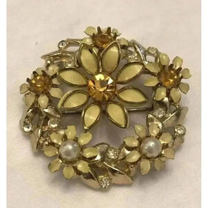 Vintage Daisy Flower Yellow Wreath Brooch W/Amber Yellow Clear Rhinestones Pearl